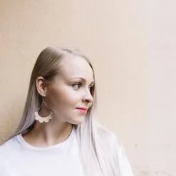 Maanantaimalli Kaarella korvakorut, Puu