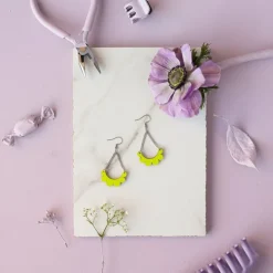 Maanantaimalli Kaarella Mini korvakorut, Neon