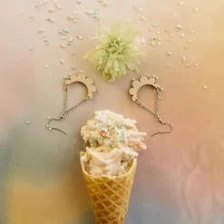 Maanantaimalli Kaarella Mini korvakorut, Puu
